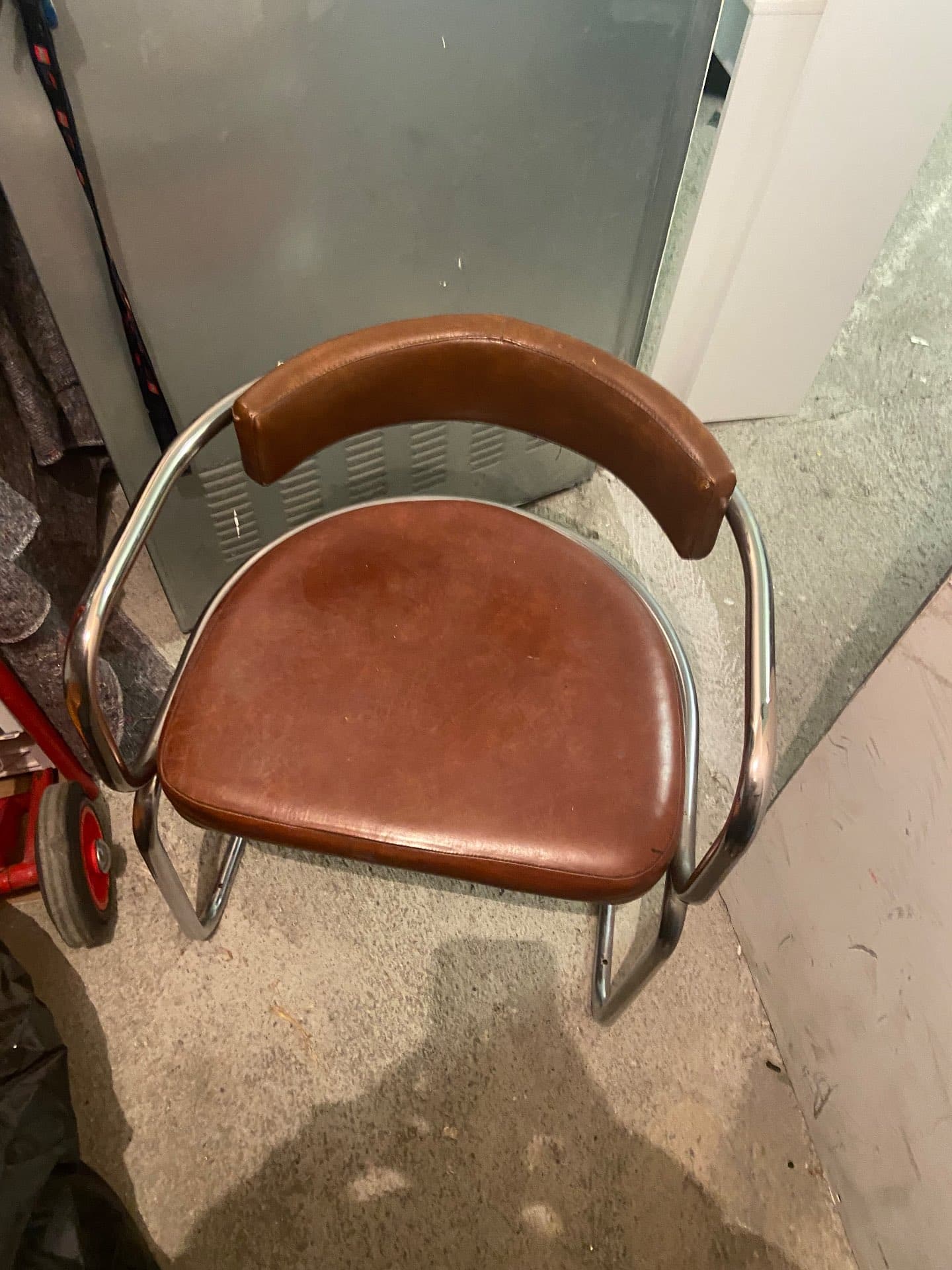 Chaise vintage années 70/80 – structure tubulaire chromée & simili cuir marron — image 1 / 2