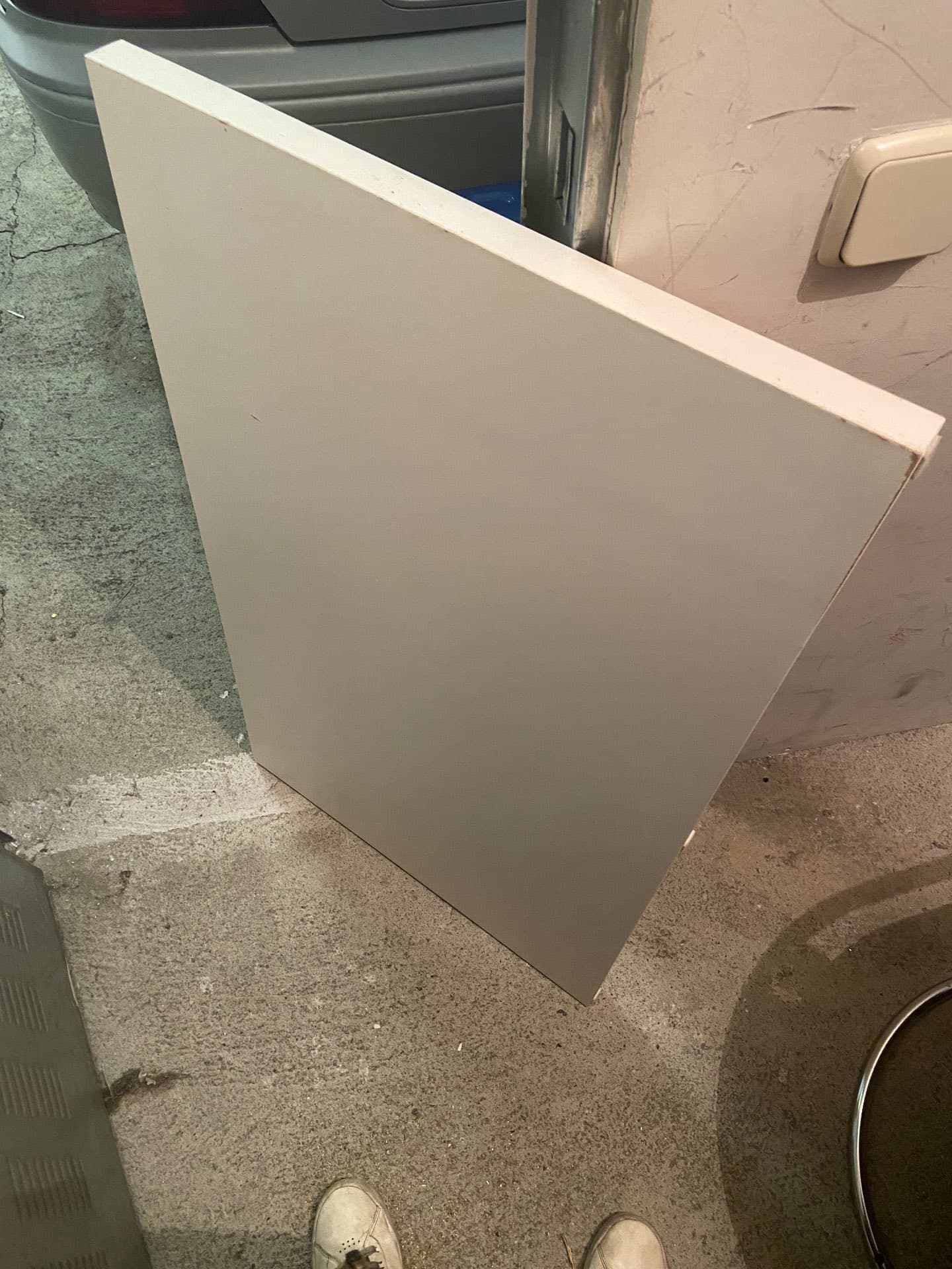 Table blanche IKEA petite taille – pieds inclus — image 1 / 2